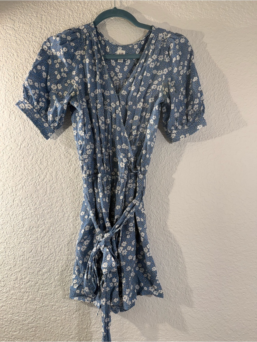 Gap Size XS Petite Blue and White Floral Shorts Romper with elastic waist
